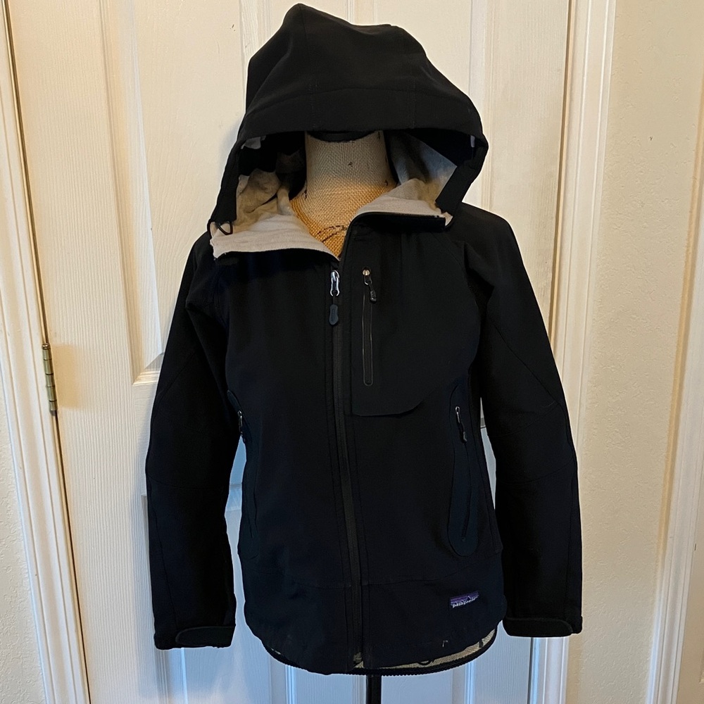 Patagonia winter ski snow fleece lined outdoor hardshell water resistant jacket